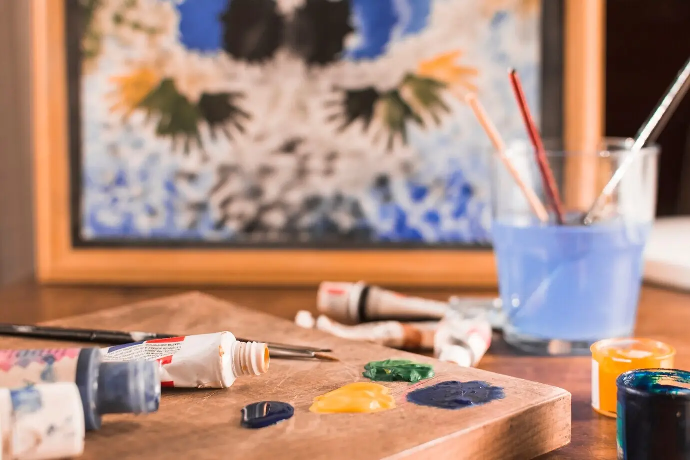 Palette und Farbe in der Nähe eines gerahmten Bildes