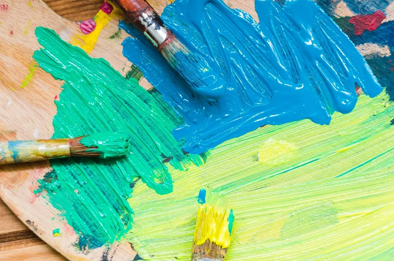 Draufsicht auf eine Farbpalette mit gemischter Farbe