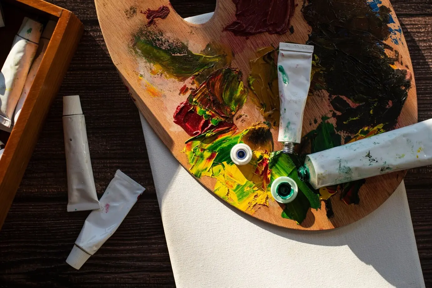 Stillleben einer Anordnung von Werkzeugen eines Illustrators.