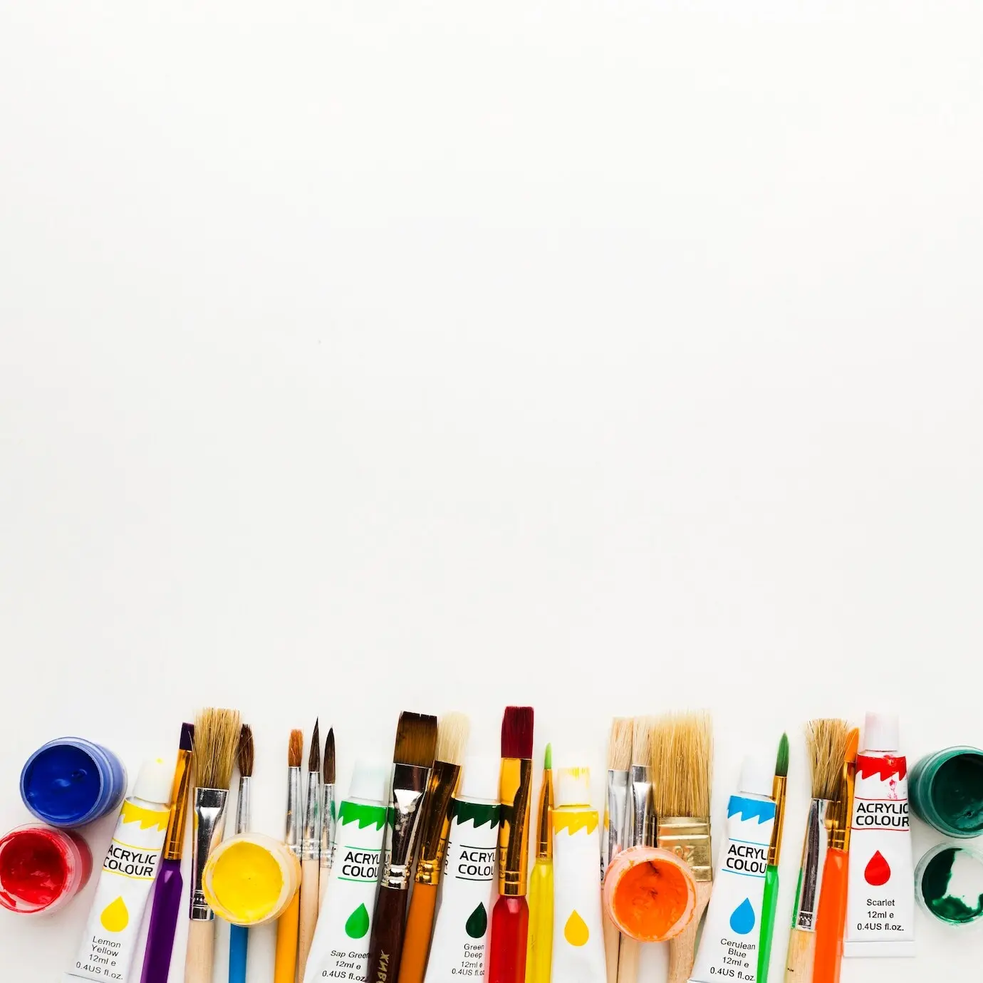 Zusammenstellung aus Büschen und Farbe mit freiem Platz für Text