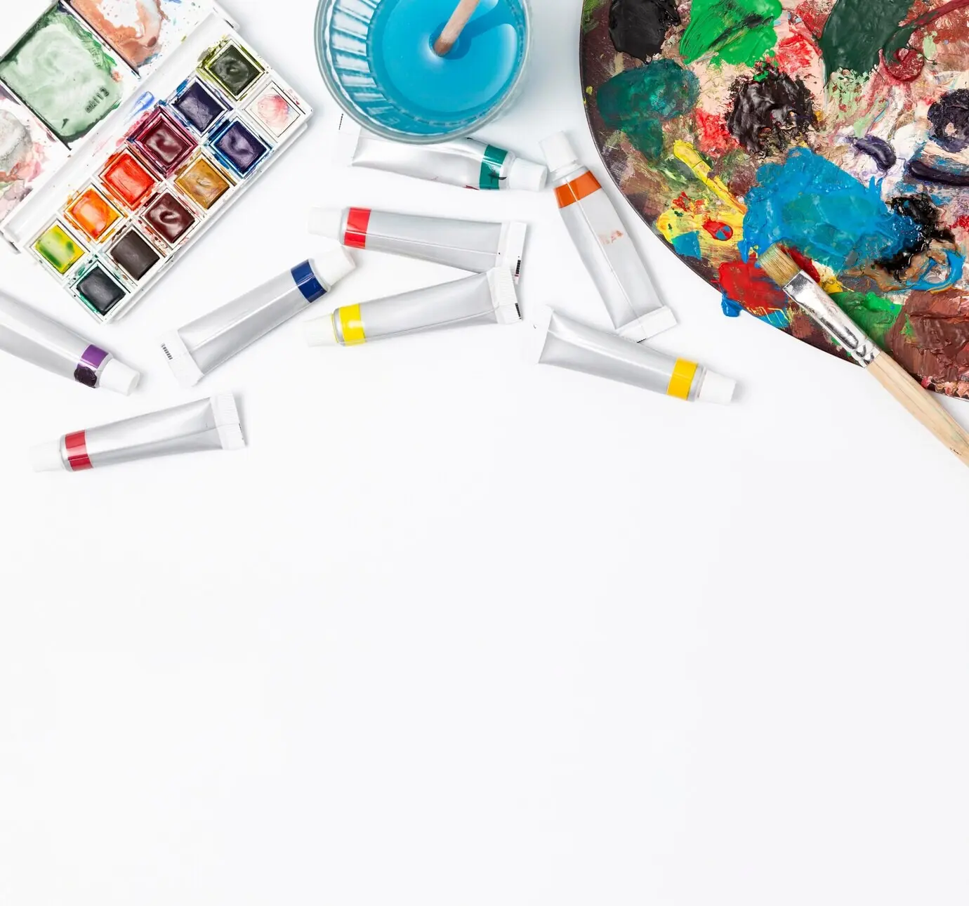 Verschiedene künstlerische Schreibwarenartikel mit Textfreiraum