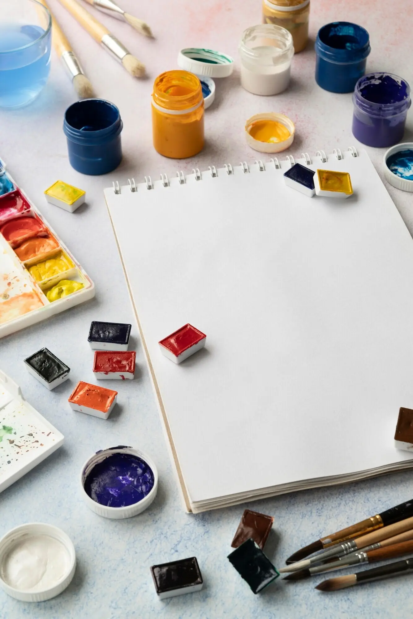 Blick von oben auf einen kreativen Arbeitsplatz