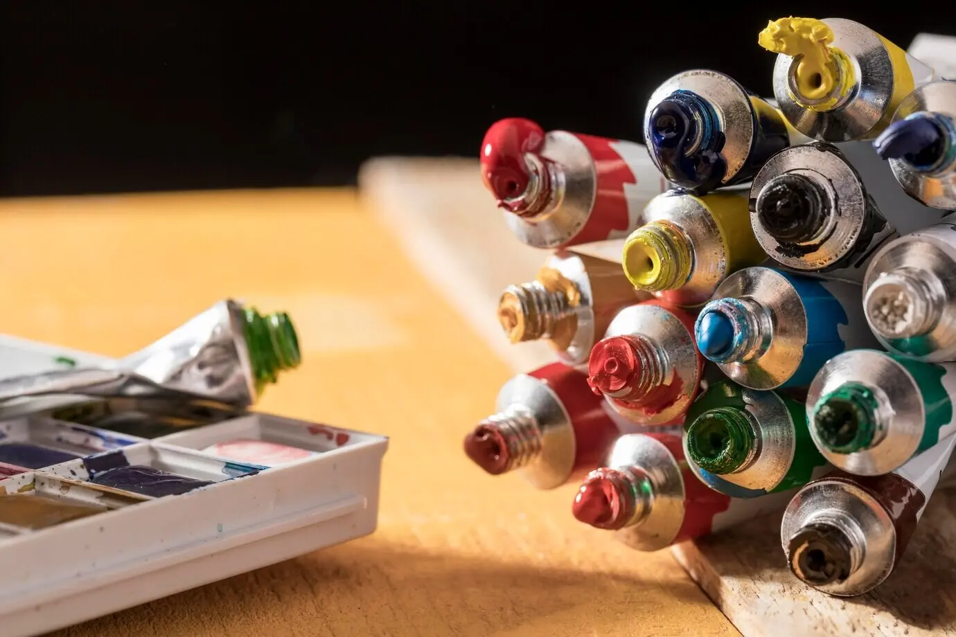 Bunte Farbtuben mit Palette
