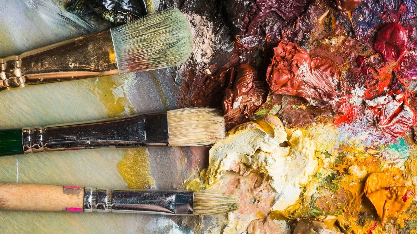 Auf einer Palette liegende Pinsel